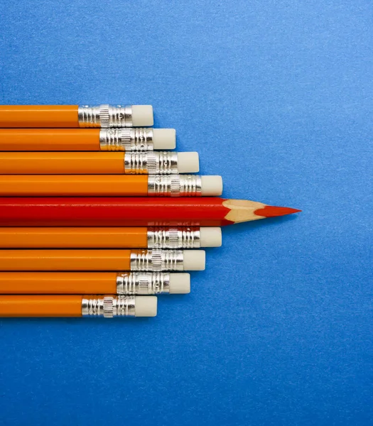 Crayon Rouge Big Pencil Color Élève Dessus Des Crayons Jaunes — Photo