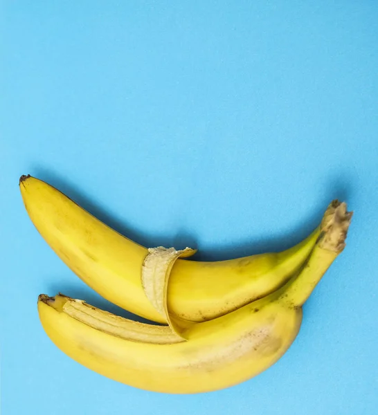 Deux Bananes Isolées Sur Fond Bleu Amour Tendresse Signe Symbole — Photo