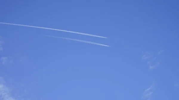 Dos Aviones Volando Paralelo Dejando Rastro Blanco Día Soleado Brillante — Foto de Stock