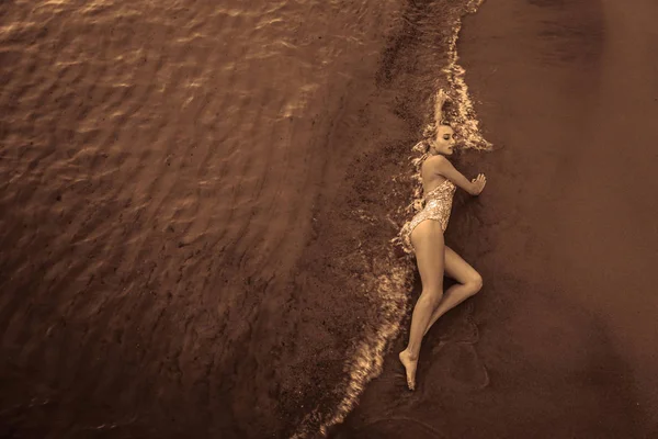 白沙滩上漂亮性感的女模特 — 图库照片