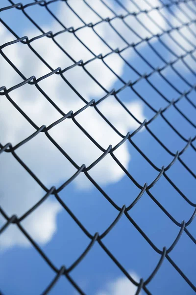 Kerítés Kék Felhő Háló Kerítés Részben Felhős Láncszem Kerítés Kék — Stock Fotó