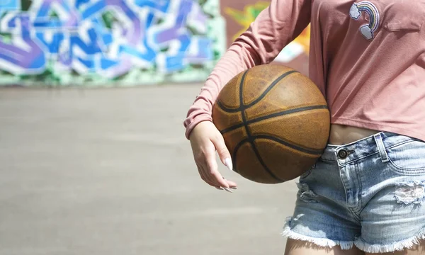 Junge Und Sexy Schlanke Frau Mit Einem Basketball Der Hand — Stockfoto