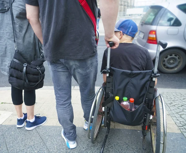 Arrière Vue Arrière Jeune Famille Extérieur Près Route Garçon Fauteuil — Photo