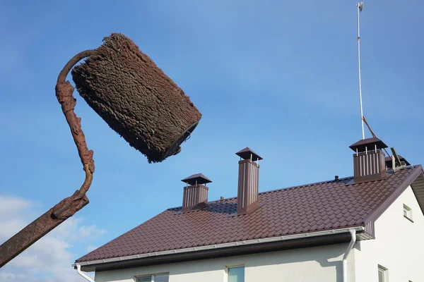 Professionele Werkman Schildert Buitenmuren Raamkozijnen Van Oud Huis Steigertoren Buiten — Stockfoto