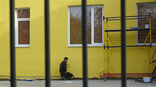 Malowanie Ściany Żółto Długą Szczotką Rolkową Roller Brush Painting Robotnicze — Zdjęcie stockowe
