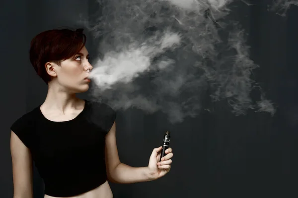 Mladá Dívka Kouří Elektronickou Cigaretu Samice Model Vaping Odpařovač Pozadí — Stock fotografie