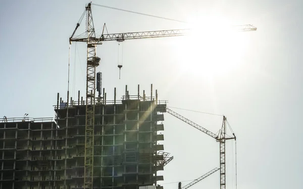 Fundo Silhuetas Construção Guindastes Céu Noite Pano Fundo Canteiro Obras — Fotografia de Stock