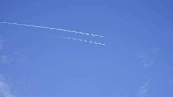 Dos Aviones Volando Paralelo Dejando Rastro Blanco Día Soleado Brillante Imágenes de stock libres de derechos