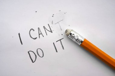 Bir sarı silgi ve silgi. Değiştir. Bunu yapamam - içgörü. motivasyon fikri. 