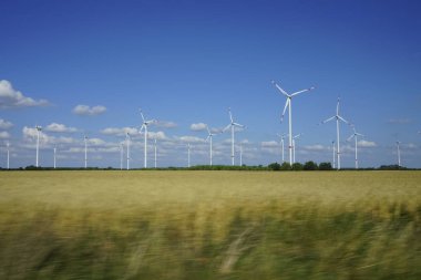Birçok rüzgar türbinleri sahada dağılmış  