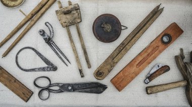 Beyaz masa arkaplan görünümünü inşa etmek, boyamak ve onarmak için araç gereçleri olan ev yenileme.