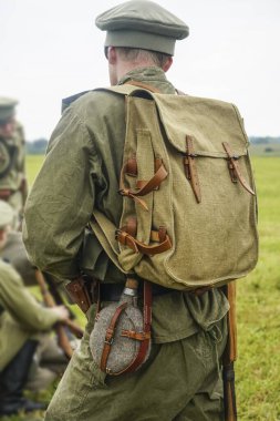 Kamuflaj görevlerini yerine getiren asker. Savaş Bölgesi. I. Dünya Savaşı (1. Dünya Savaşı) arka görünüm. 