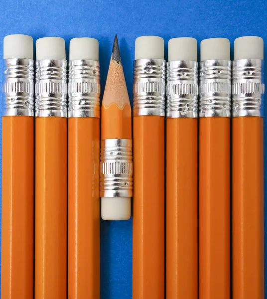 Lápis Pequeno Afiado Lápis Amarelos Restantes — Fotografia de Stock
