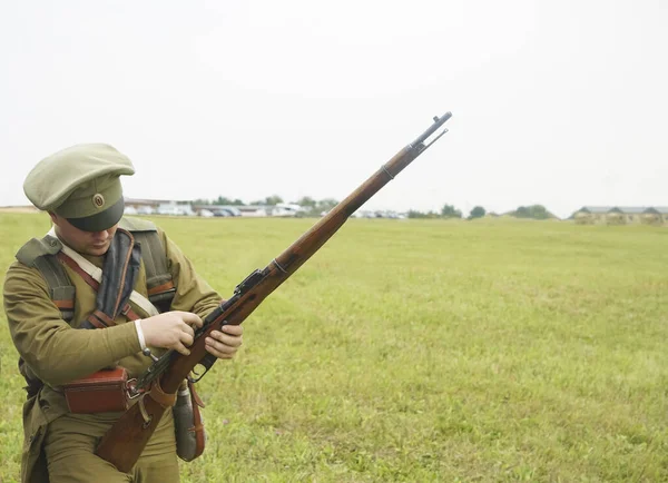 第一次世界大戦のロシアの兵士の制服を着たライフルを持つ男I — ストック写真