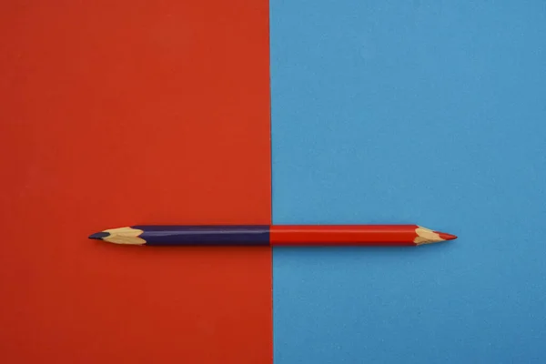 Jeden Duży Ołówek Papierowym Tle — Zdjęcie stockowe