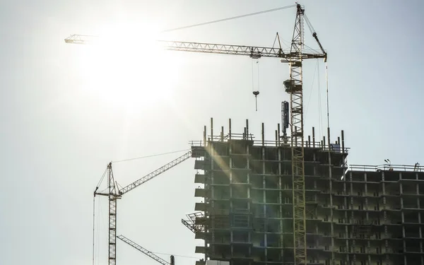 Fundo Silhuetas Construção Guindastes Céu Noite Pano Fundo Canteiro Obras — Fotografia de Stock