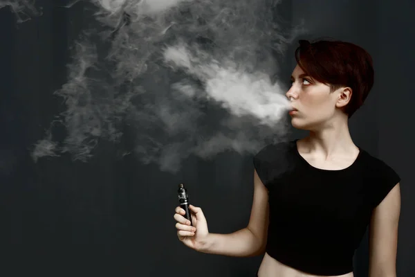 Mladá Dívka Kouří Elektronickou Cigaretu — Stock fotografie