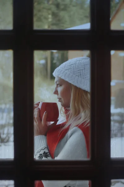 Schönes Mädchen Mit Einer Tasse Fenster Des Hauses — Stockfoto