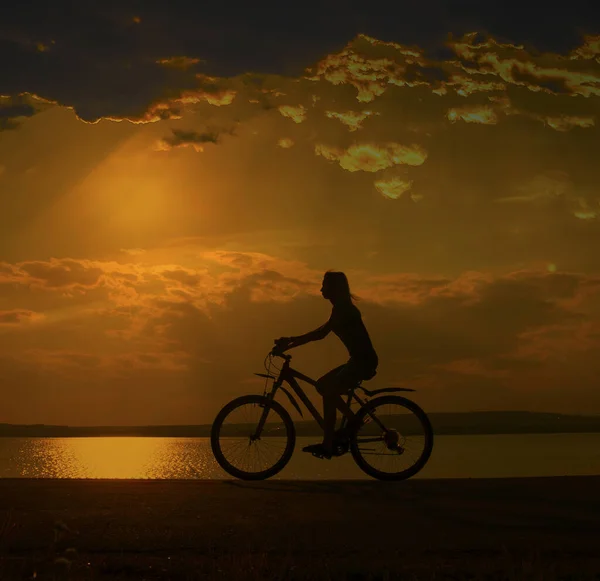 Sporty Tourist Woman Bike Sunset Sky Clouds Sun Rays — Stock Photo, Image