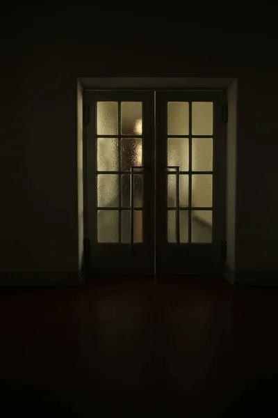 Koridordaki Kapılara Işık Tutun Kapıları Olan Eski Binaların Karanlık Koridorlarını — Stok fotoğraf
