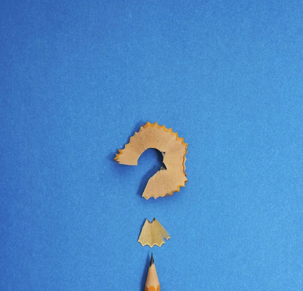 Жовтий Знак Питання Олівцем Ізольований Синьому Фоні Паперу — стокове фото