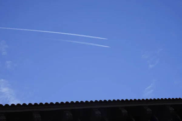 Two Planes Flying Parallel Leaving White Trail Bright Sunny Day — Stock Photo, Image