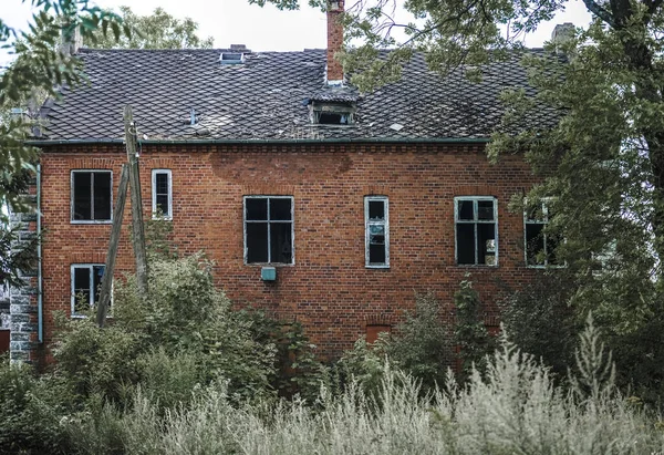 ドイツの赤レンガ造りの家の外観 茶色のタイル張りの屋根家のファサードは 緑の草や木で飾られています カリニングラード地域 Pravdinsk Freedland ロシア 東プロイセン — ストック写真