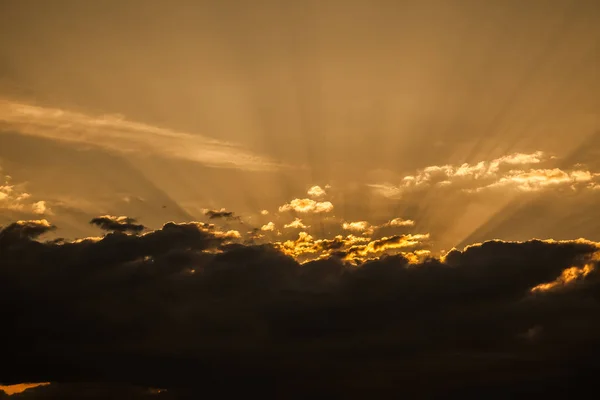 Sun Rays Faller Gjennom Skyene Havlandskap Med Dårlig Vær Skyet – stockfoto