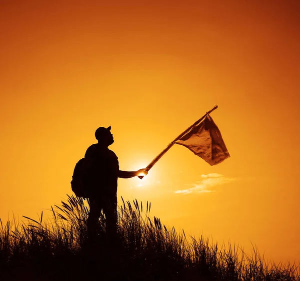 Hombre Con Una Bandera Vieja Envejecida Desaliñada Punto Más Alto —  Fotos de Stock