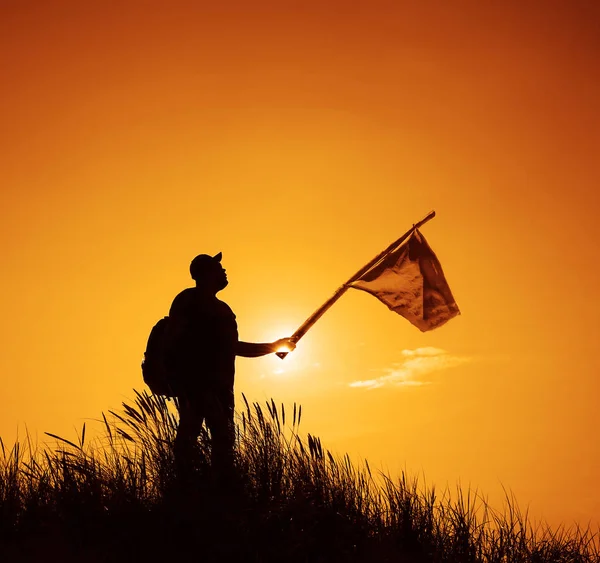 Homme Avec Vieux Drapeau Vieilli Usé Sur Pointe Supérieure Concept — Photo