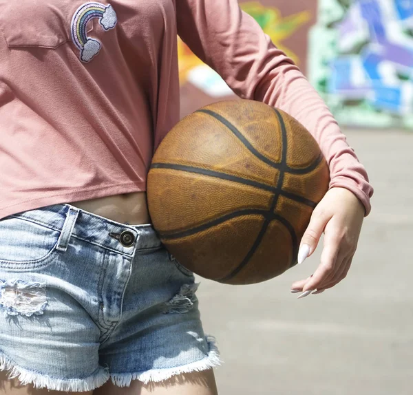Muda Dan Seksi Wanita Langsing Dengan Bola Basket Tangan Tampilan — Stok Foto