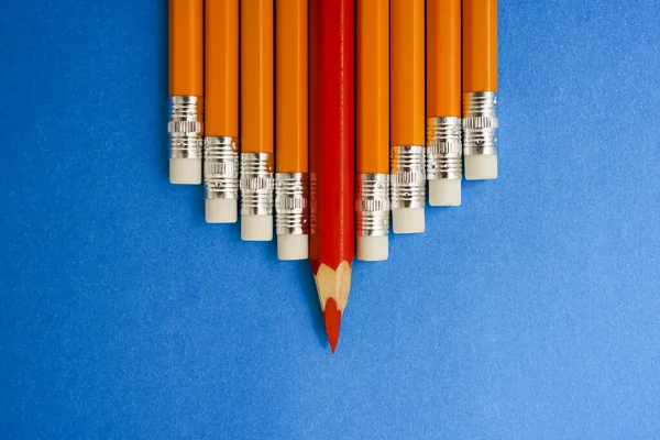 Egy Piros Nagy Ceruza Szín Emelkedik Többi Sárga Ceruza Fölé — Stock Fotó