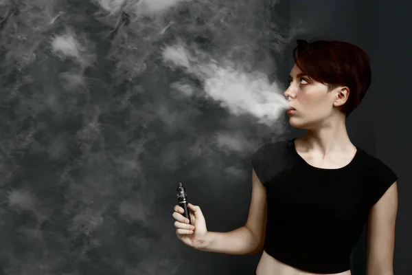 Mladá Dívka Kouří Elektronickou Cigaretu Samice Modelka Vaporizer — Stock fotografie