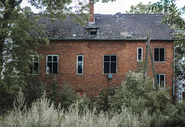 外面的德国红砖房子 棕色的砖瓦屋顶 房子的正面被绿草和树木缠绕在一起 俄罗斯 普拉夫丁斯克 弗里德里希兰 卡里宁格勒地区 东普鲁士 — 图库照片