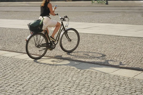 Mujer Bicicleta Femenina Con Estilo Uso Durante Teléfono Inteligente Aire — Foto de Stock