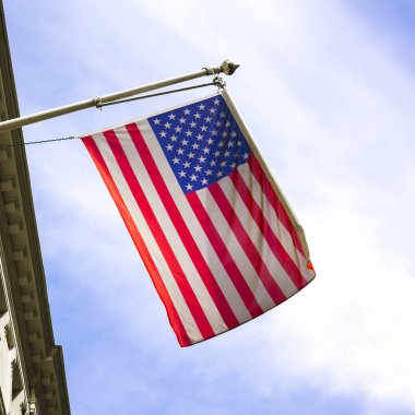 Bir binanın üzerinde asılı Amerikan bayrağına bakıyorum. 