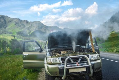Yaz dağlar karşı ısınmış Suv araba ayakta. Smokey araba motoru. Altay, Rusya Federasyonu