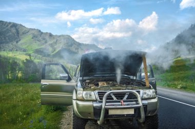Yaz dağlar karşı ısınmış Suv araba ayakta. Smokey araba motoru. Altay, Rusya Federasyonu