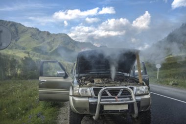 Yaz dağlar karşı ısınmış Suv araba ayakta. Smokey araba motoru. Altay, Rusya Federasyonu