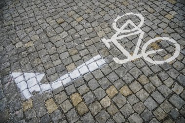 Sokakta bisiklet yolu var. Bisiklet ve hareket işaretli yol taşı fayans şeridi. resim oku