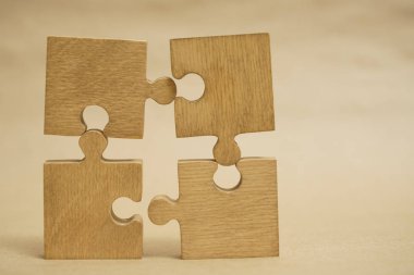 Beyaz arka planda dört tahta yapboz parçası. bağlantı insanları kavramı