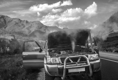 Yaz dağlar karşı ısınmış Suv araba ayakta. Smokey araba motoru. Altay, Rusya Federasyonu