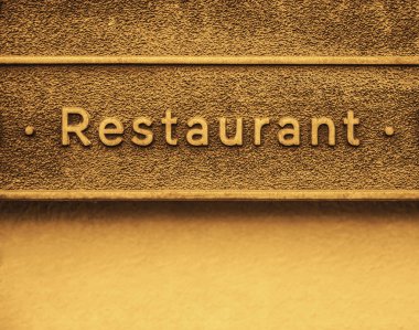 Sokakta restoran yazan demir levha. Logonuz ve harfleriniz için modern metal tabela.