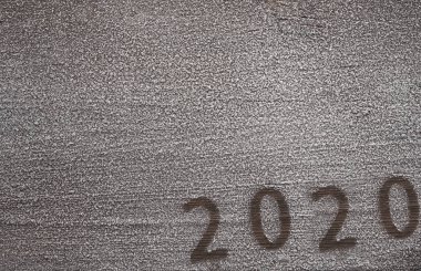 Yeni yılın kutlu olsun 2020 kış tatili beyaz kar örtüsü ve kar taneleri yukarıdan düz bir şekilde çekilmiş. Noel arifesi. Kutlama partisi posteri. Yazı için boş kopyalama alanı. 