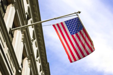 Bir binanın üzerinde asılı Amerikan bayrağına bakıyorum. 
