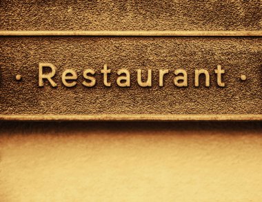 Sokakta restoran yazan demir levha. Logonuz ve harfleriniz için modern metal tabela.