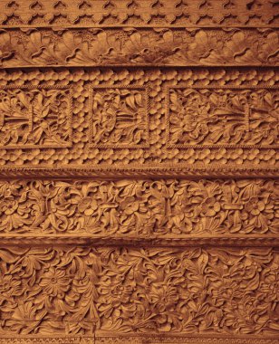 Ahşap zemine oyulmuş çiçek deseni. Tahta desenli el yapımı ahşap kapı oymaları..