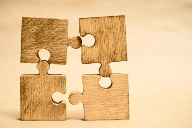 Beyaz arka planda dört tahta yapboz parçası. bağlantı insanları kavramı