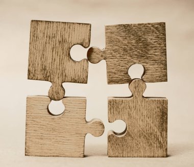 Beyaz arka planda dört tahta yapboz parçası. bağlantı insanları kavramı