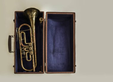 Eski trompet açık durumda. Beyaz arka planda izole edilmiş bir çantada cep trompeti. Küçük bir pirinç enstrüman için depo. Müzik aletleri ve aksesuarları.